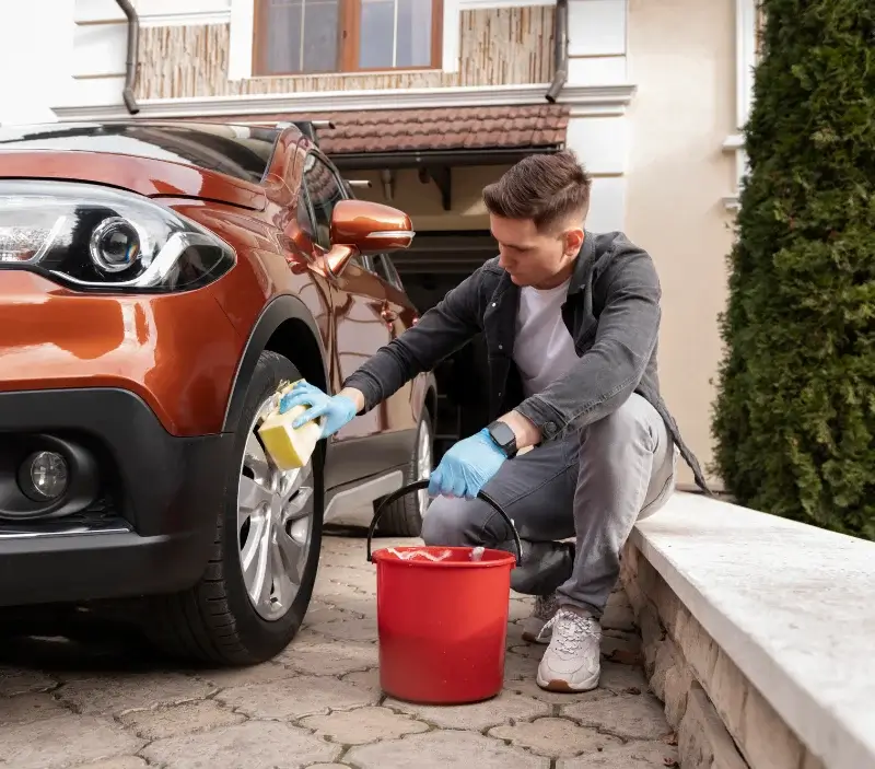 Lavage auto à domicile Bonac-Irazein : professionnel intervenant sur un véhicule
